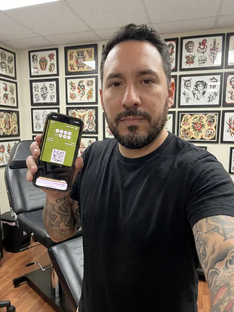 Tattoo studio: loyalty card on the phone
